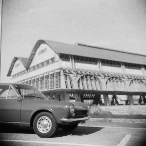 Old car and building in black and white